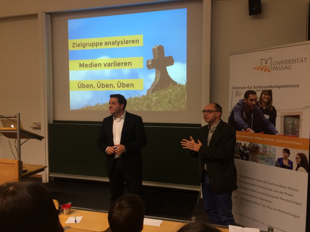 &bdquo;Tod durch Powerpoint&ldquo; lautet das Thema von Florian Hettenbach (links). Der IT-Berater und Trainer stellte sein Seminar bei den Schl&uuml;sselgespr&auml;chen des Zentrums f&uuml;r Schl&uuml;sselkompetenzen (rechts Leiter Prof. Dr. Detlef Urhahne) vor. 