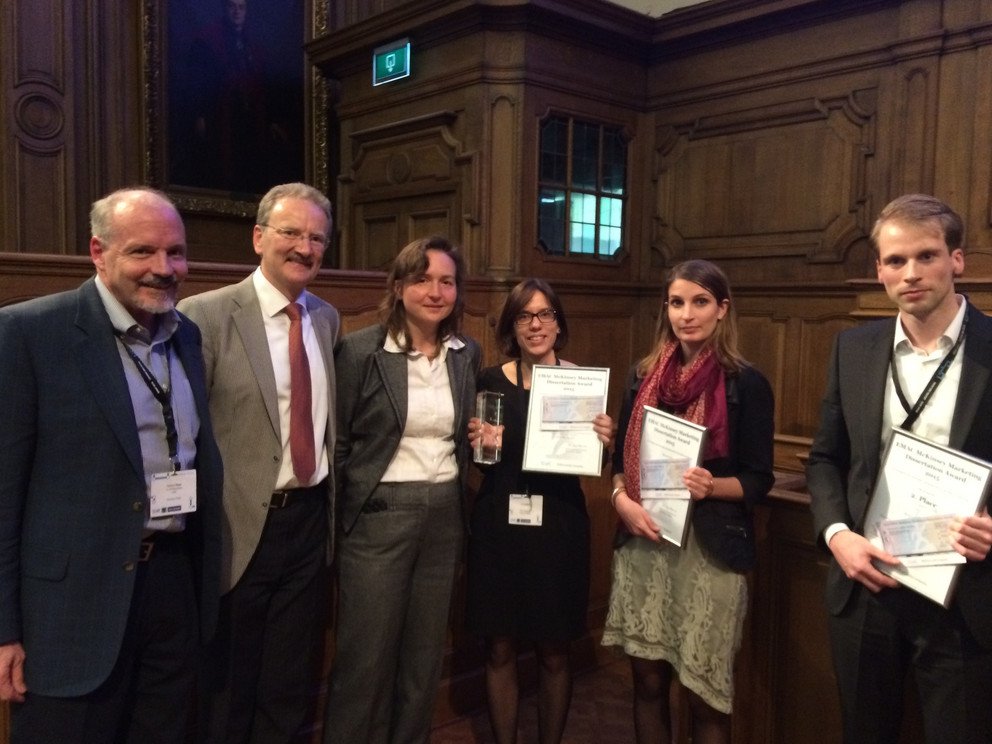Bildhinweis: Dr. Eva Anderl (Mitte) bei der Preisverleihung. Foto: McKinsey