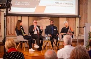 Podiumsdiskussion mit Dr. Daniela Fischer, Prof. Dr. Dr. H.C. Jürgen Lehmann, Prof. Dr. Saji Mathew und Prof. Dr. Carola Jungwirth. Foto: Universität Passau.