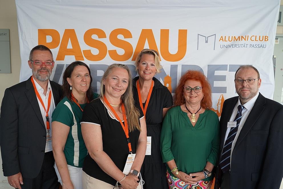 Vertreterinnen  und Vertreter von Universität und Stadt Passau mit den Absolventinnen mit den längsten Anreisen aus dem In- und Ausland: Professor Dr. Werner Gamerith für die Universitätsleitung, Ingrid Bouman vom AlumniClub aus Amsterdam, Michaela Jasperneite aus Hamburg, Katja Dekkers ebenfalls aus Amsterdam, Erika Träger als Vertreterin des Oberbürgermeisters und Hauptorganisator und Universitätsarchivar Mario Puhane (v. l. n. r.) Foto: AlumniClub - Ehemaligenverein der Universität Passau e. V. 