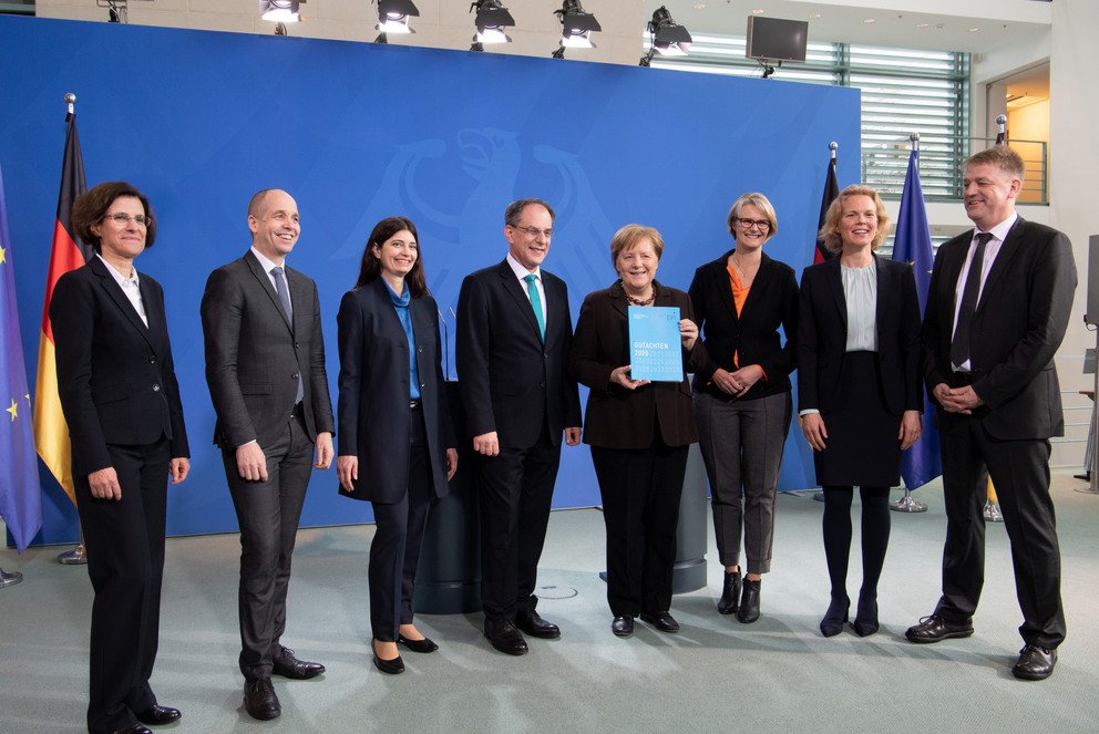 Übergabe des neuen Jahresgutachtens an Bundeskanzlerin Angela Merkel