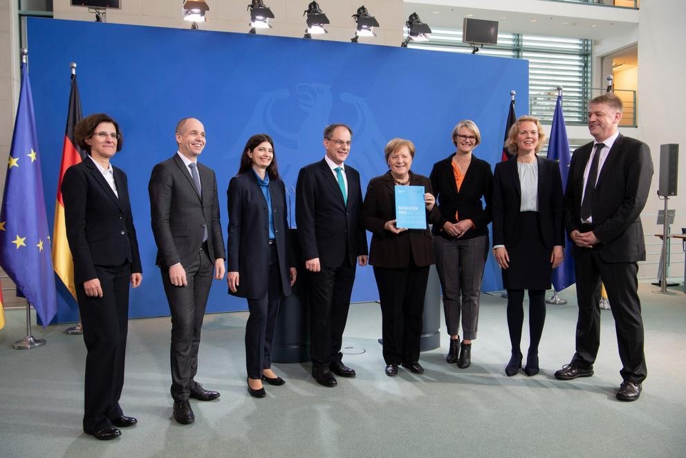Übergabe des neuen Jahresgutachtens an Bundeskanzlerin Angela Merkel