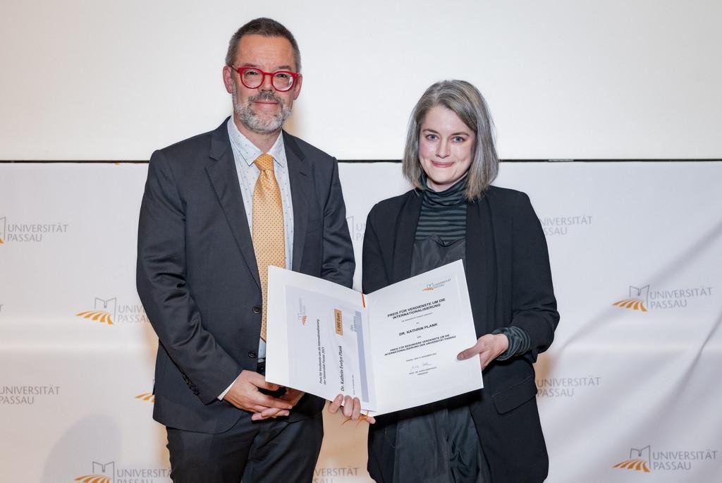 Prof. Dr. Werner Gamerith, Beauftragter für Transfer und interne Vernetzung mit der Querschnittsaufgabe Nachhaltigkeit, übergibt den Preis an Dr. Kathrin Evelyn Plank
