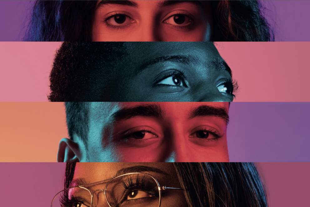 Augenpartien verschiedener Personen vor orangenem, lilanem und rosanem Hintergrund