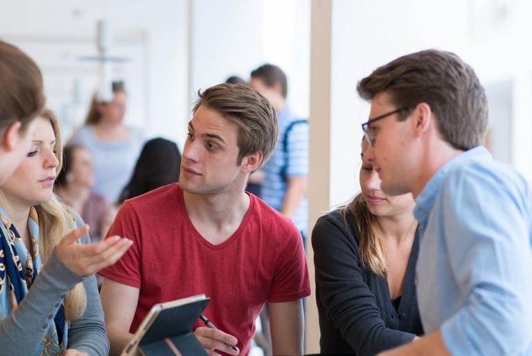 Lerngruppe beim Diskutieren