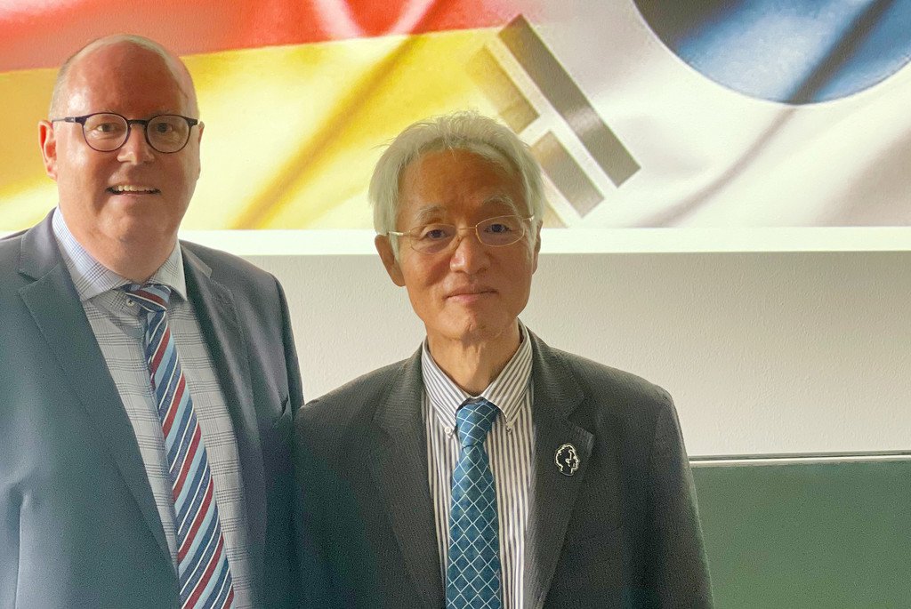 Prof. Esser mit Prof. Cho