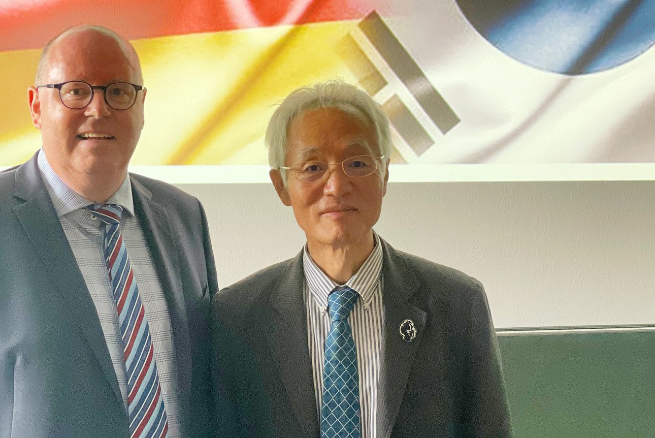 Prof. Esser mit Prof. Cho