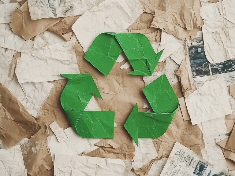 Symbolbild Recyclingpapier, Foto: Adobe Stock