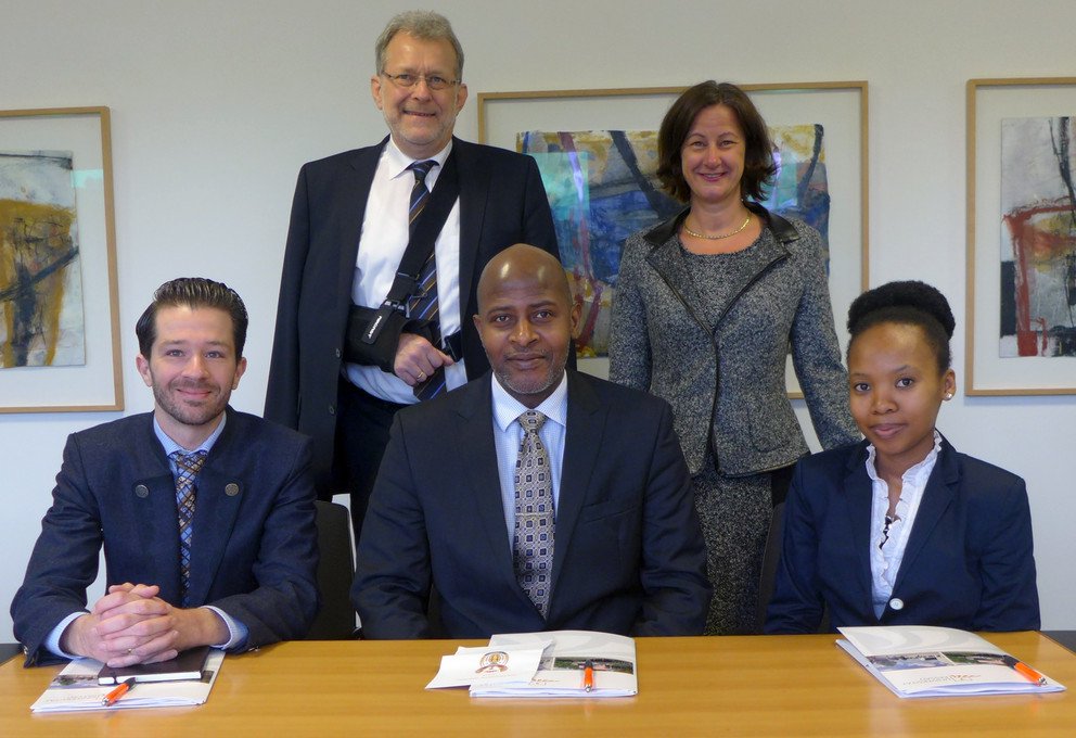 Bildhinweis: Generalkonsul George Monyemangene (M.), Vizekonsulin Ogaufi Masibi (r.) und Marc M&uuml;ller wurden von Pr&auml;sident Prof. Dr. Burkhard Freitag und Vizepr&auml;sidentin Prof. Dr. Ursula Reutner empfangen. Foto: Universit&auml;t Passau