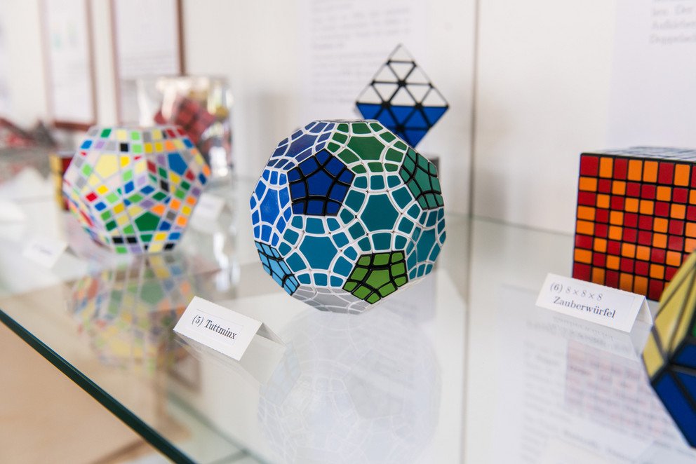Raffinierte Zauberw&uuml;rfel, geometrische Spiele und vieles mehr d&uuml;rfen im Mathemuseum nicht nur betrachtet, sondern auch ausprobiert werden. Foto: Universit&auml;t Passau