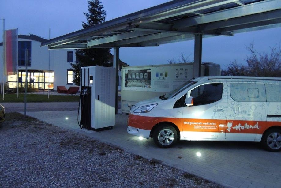 Ein Elektroauto an einer Ladestation