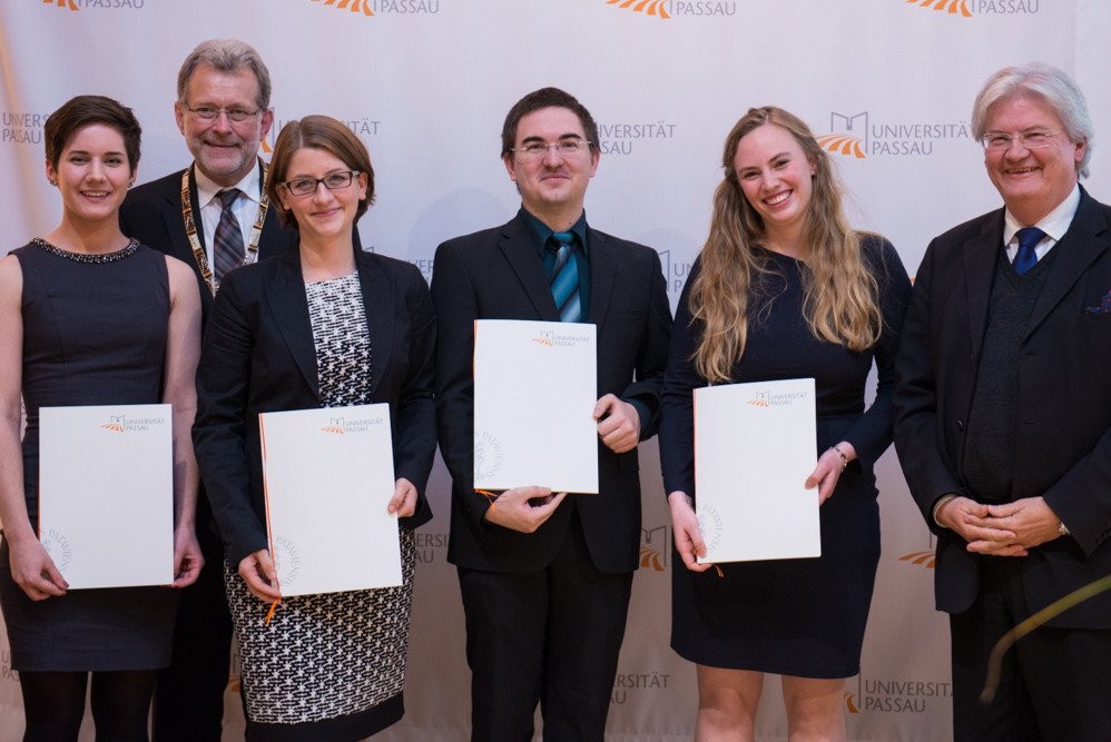 Pr&auml;sident Prof. Dr. Burkhard Freitag (hinten) und Sigmund Gottlieb (rechts), Chefredakteur des Bayerischen Fernsehens, verliehen den Preis f&uuml;r besonderes Engagement der Universit&auml;t Passau an (v. l.) Lisa Wagner, Dorothea Will, Manuel Grabowski und Karo