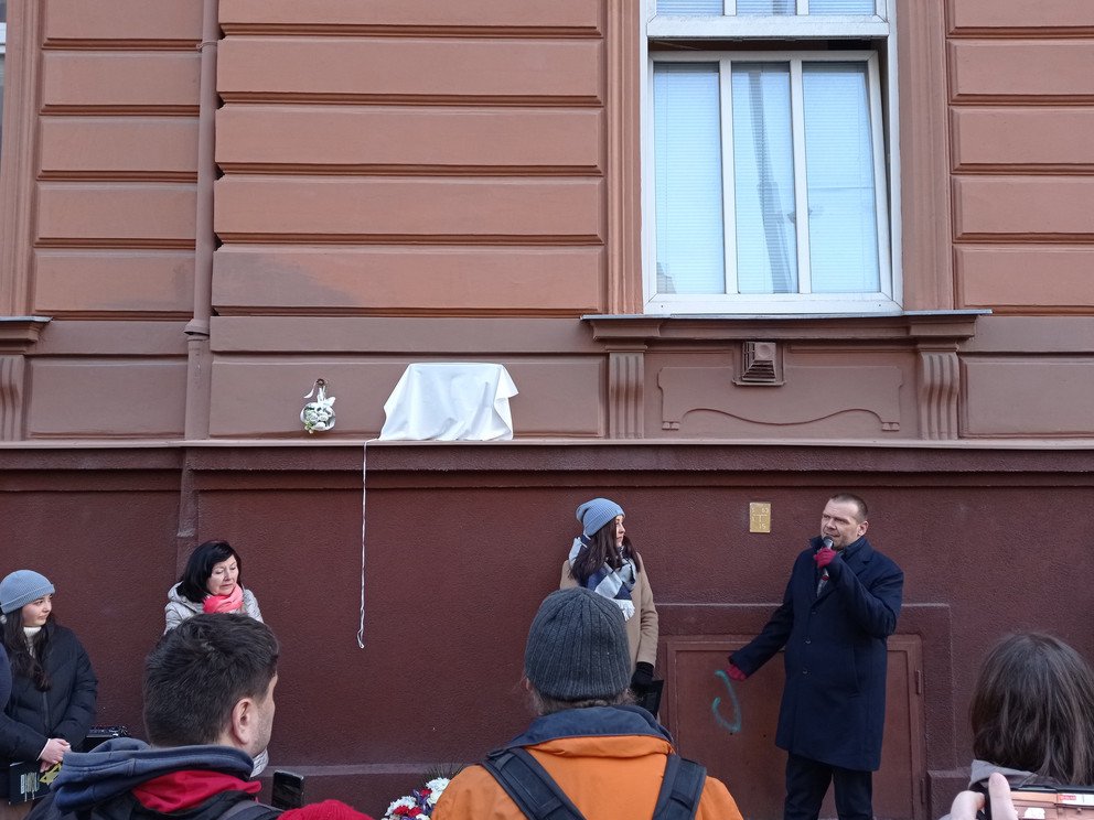 Fotografie z odhalen&iacute; pamětn&iacute; desky