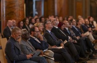 [Translate to Französisch:] Es ist ein Bildausschnitt aus dem Publikum zu sehen.