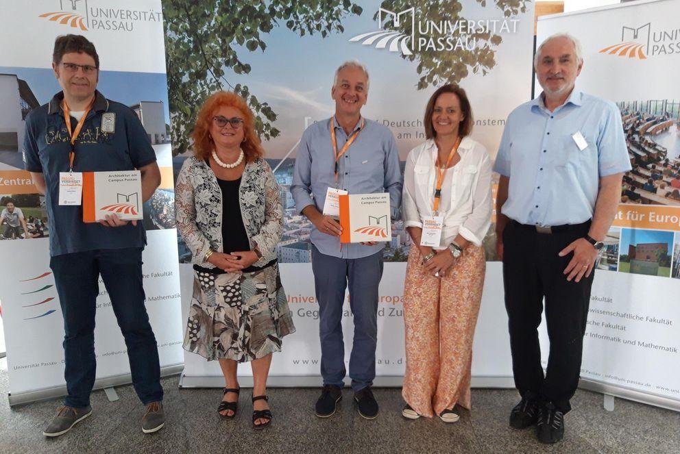 Präsident Prof. Dr. Ulrich Bartosch (rechts) und Bürgermeisterin Erika Träger (2. v. l.) durften mit dem Ehepaar Gunther und Ulrike Falk-Neubert aus Havanna (Kuba) (Bildmitte) und Andreas Weiser aus Ottenbüttel in Schleswig-Holstein (links) die Gäste mit der weitesten Anreise aus dem Aus- und Inland begrüßen, Foto: Universität Passau