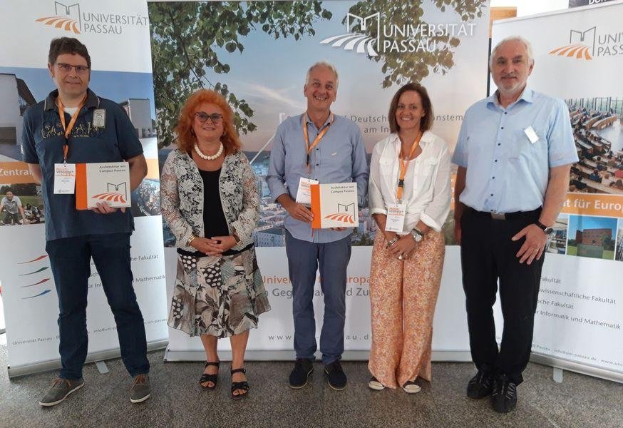 Präsident Prof. Dr. Ulrich Bartosch (rechts) und Bürgermeisterin Erika Träger (2. v. l.) durften mit dem Ehepaar Gunther und Ulrike Falk-Neubert aus Havanna (Kuba) (Bildmitte) und Andreas Weiser aus Ottenbüttel in Schleswig-Holstein (links) die Gäste mit der weitesten Anreise aus dem Aus- und Inland begrüßen, Foto: Universität Passau