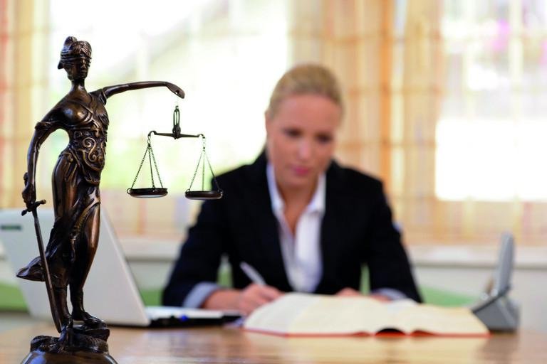 Dekorativbild mit Justitia und Juristin