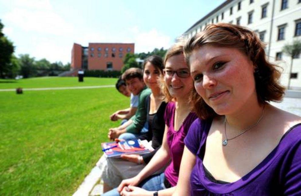 Studierende der Universität Passau an der Innwiese Studierende der Universität Passau an der Innwiese