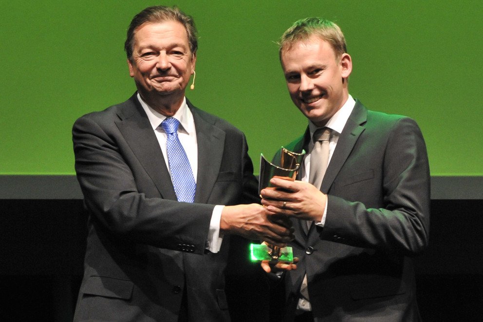 Dr. Stefan Mang und Laudator Hartmut Geldmacher (Stiftungsratsvorsitzender der Bayerischen EliteAkademie) bei der Preis&uuml;bergabe.