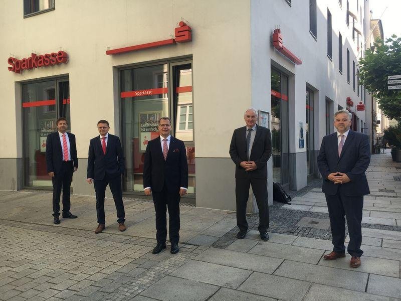 Christoph Helmschrott, Vorstandsvorsitzender der Sparkasse Passau (Mitte) und Universitätspräsident Prof. Dr. Ulrich Bartosch (2. von rechts) zusammen mit Universitäts-Kanzler Dr. Achim Dilling (rechts), Sparkassen-Vorstand Ludwig Fuller (2. von links) und Roland Kobler, Vertriebsdirektor Immobilien der Sparkasse (links) vor dem Sparkassen-Gebäude in der Ludwigstraße. Foto: Sparkasse Passau/Alexander Semmler