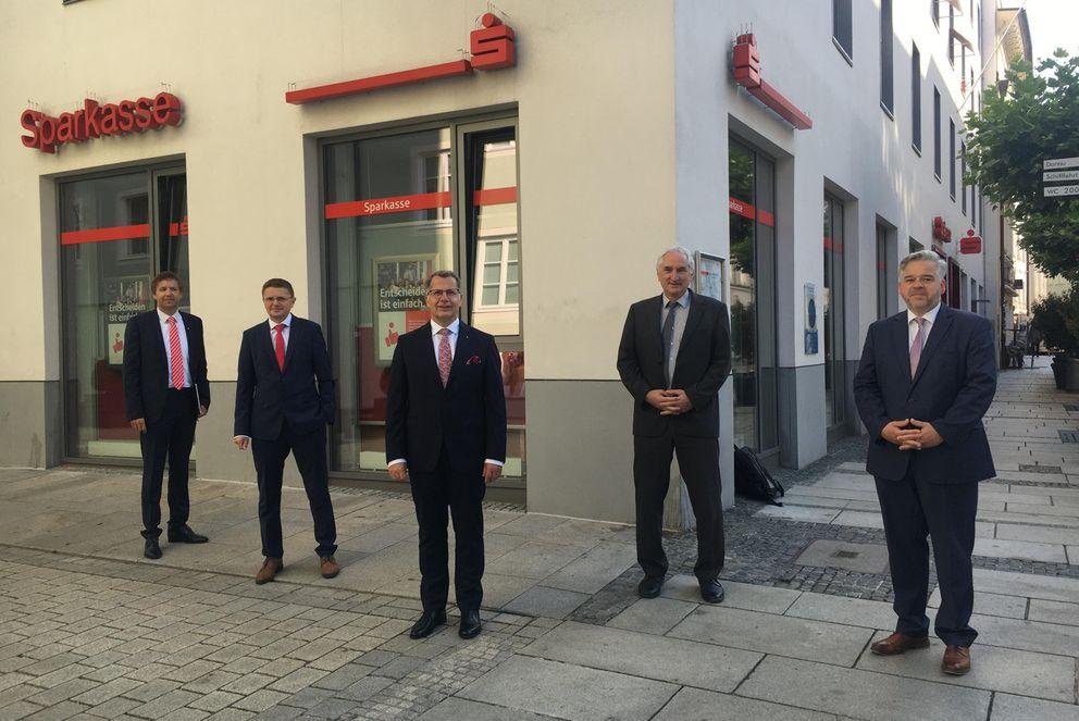 Christoph Helmschrott, Vorstandsvorsitzender der Sparkasse Passau (Mitte) und Universitätspräsident Prof. Dr. Ulrich Bartosch (2. von rechts) zusammen mit Universitäts-Kanzler Dr. Achim Dilling (rechts), Sparkassen-Vorstand Ludwig Fuller (2. von links) und Roland Kobler, Vertriebsdirektor Immobilien der Sparkasse (links) vor dem Sparkassen-Gebäude in der Ludwigstraße. Foto: Sparkasse Passau/Alexander Semmler