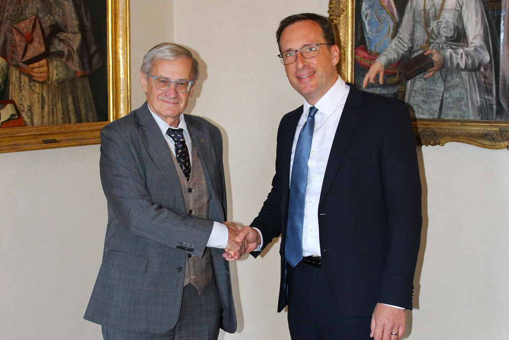 Bild1: Freuen sich &uuml;ber den gemeinsamen Austausch und k&uuml;nftige Perspektiven: Jiř&iacute; Zima, Rektor der Karlsuniversit&auml;t Prag (l.) und Jan Hendrik Schumann, Pr&auml;sident der Universit&auml;t Passau; Foto: Karlsuniversit&auml;t Prag.