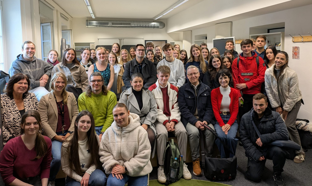 Dr. Doris Cihlars (sitzend, 2.v.r.) und ihre tschechischen Kollegen doc. PaedDr. Hana Andrášová, Ph.D. (sitzend, 2. Reihe, 1.v.l.) und RNDr. PhDr. Jan Fialá, Ph.D. (sitzend, 3.v.r.) bedankten sich beim DiLab-Team für die Unterstützung; Foto: Universität Passau