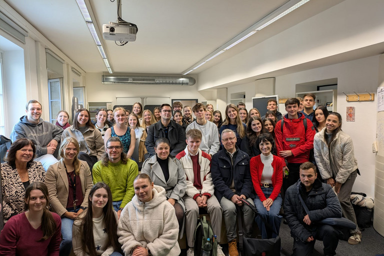 Dr. Doris Cihlars (sitzend, 2.v.r.) und ihre tschechischen Kollegen doc. PaedDr. Hana Andrášová, Ph.D. (sitzend, 2. Reihe, 1.v.l.) und RNDr. PhDr. Jan Fialá, Ph.D. (sitzend, 3.v.r.) bedankten sich beim DiLab-Team für die Unterstützung; Foto: Universität Passau