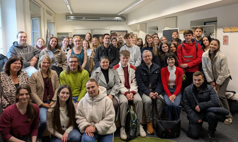 Dr. Doris Cihlars (sitzend, 2.v.r.) und ihre tschechischen Kollegen doc. PaedDr. Hana Andr&aacute;&scaron;ov&aacute;, Ph.D. (sitzend, 2. Reihe, 1.v.l.) und RNDr. PhDr. Jan Fial&aacute;, Ph.D. (sitzend, 3.v.r.) bedankten sich beim DiLab-Team f&uuml;r die Unterst&uuml;tzung; Foto: Universit&auml;t Passau