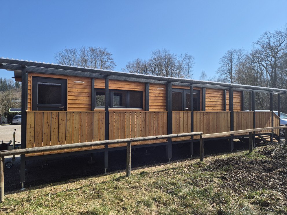 Kindergartenwagen am Parkplatz Ingling; Foto: Universität Passau