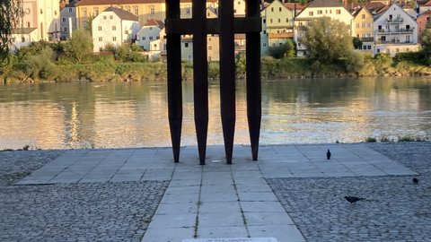 [Translate to Tschechisch:] Denkmalansicht mit Blickrichtung Inn bei abendlichem Licht aus ca. 10m Entfernung