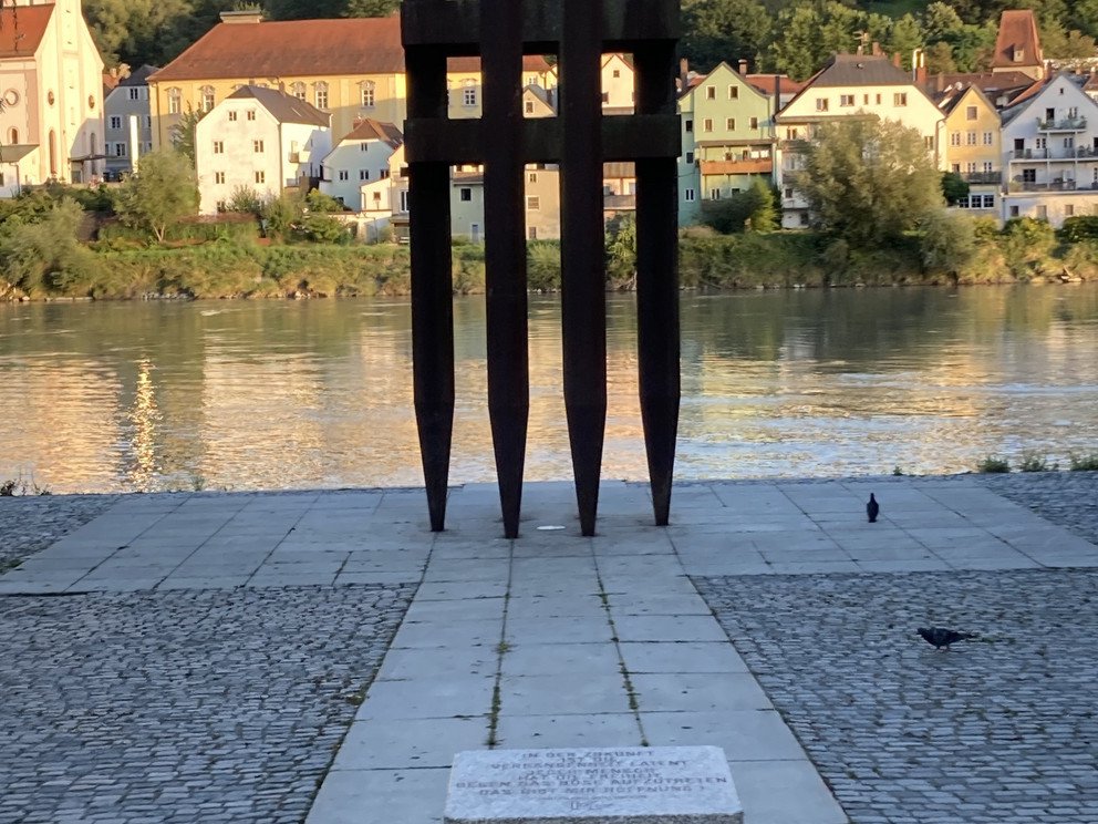 Denkmalansicht mit Blickrichtung Inn bei abendlichem Licht aus ca. 10m Entfernung