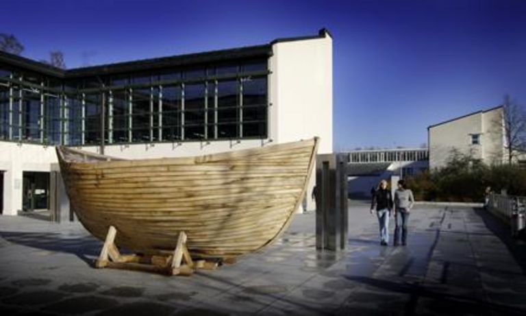 Holzboot vor der Zentralbibliothek