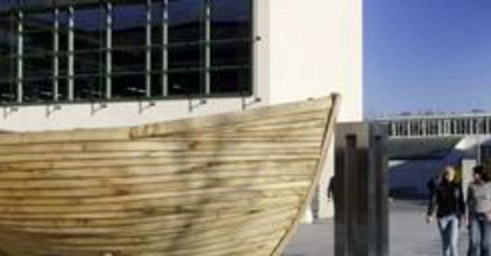 Holzboot vor der Zentralbibliothek