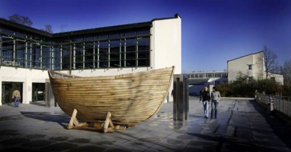 Holzboot vor der Zentralbibliothek