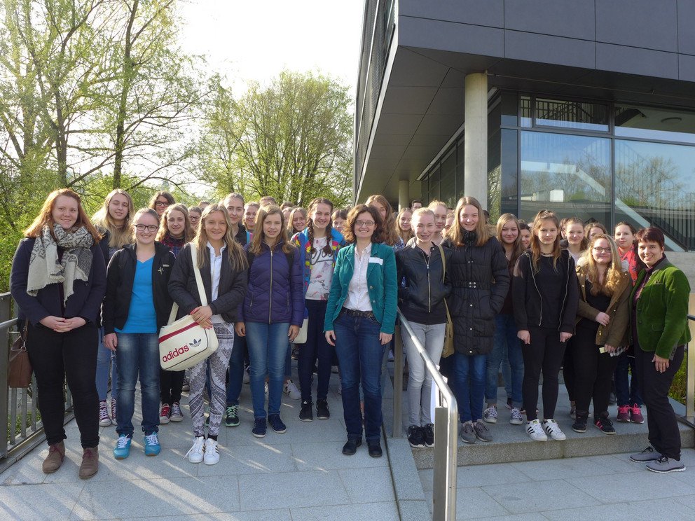 Kanzlerin Dr. Andrea Bör (rechts) und Dr Claudia Krell vom Referat Gleichstellung (Mitte) begrüßen 81 Schülerinnen zum Girls' Day an der Universität Passau.