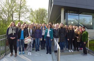 Kanzlerin Dr. Andrea Bör (rechts) und Dr Claudia Krell vom Referat Gleichstellung (Mitte) begrüßen 81 Schülerinnen zum Girls' Day an der Universität Passau.