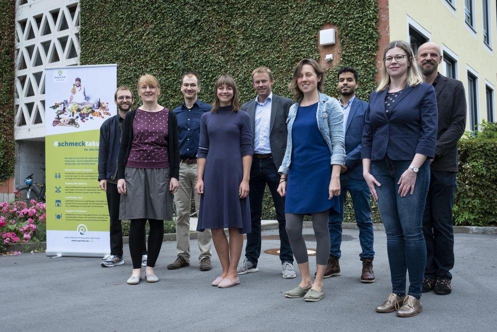 Projektteam SMAEG Bot: Freuen sich auf die Zusammenarbeit im Projekt SMAEG Bot: Bastian Kühnel (v.l.), Britta Biskup und Alexander Treml von der Regiothek, Franziska Kellerer, Dr. Stefan Mang und Judith von Minden von CENTOURIS, sowie Mehdi Ben Amor, Dr. Jelena Mitrovic und Prof. Dr. Michael Granitzer von der Universität Passau. (Foto: Universität Passau/Studio Weichselbaumer) 