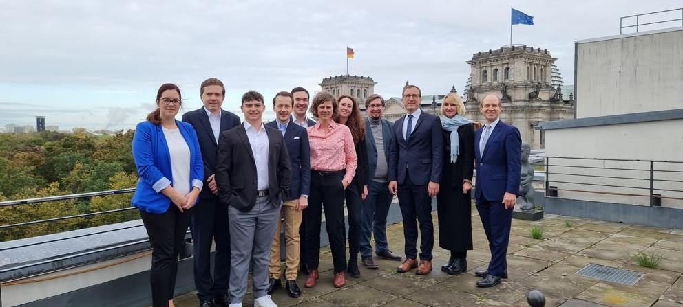 Die PYREC-Fellows und Vizepräsident Prof. Dr. Jan Schumann (3. v. r.) zusammen mit Marissa Gravel-Labelle (1. v. l.) und Manuel Feifel (1. v. r.) von der Regierung von Quebéc auf dem Dach der Vertretung von Quebéc in Berlin. Foto: Regierungsvertretung von Quebéc