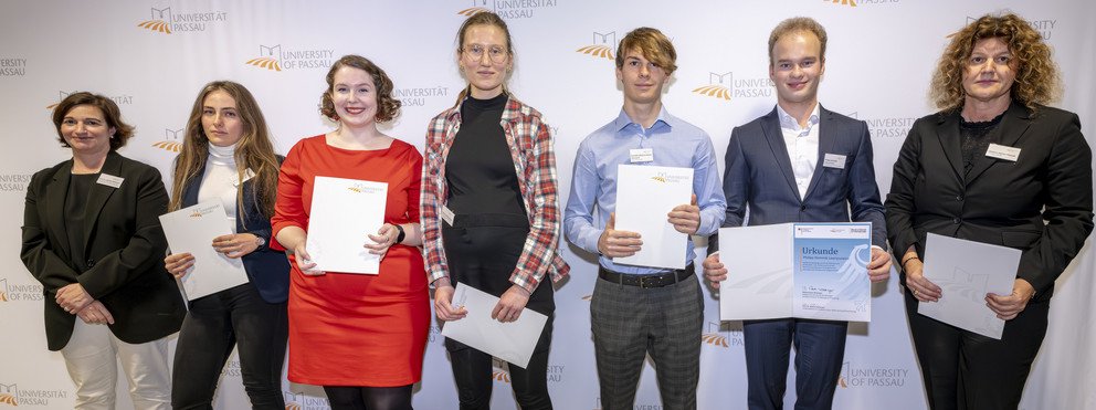 Vizepr&auml;sidentin Prof. Dr. Bettina Noltenius (ganz links) und Schatzmeisterin Christiane R&ouml;sner-Maniak (ganz rechts) mit den Detuschlandstipendatinnen und -stipendiaten