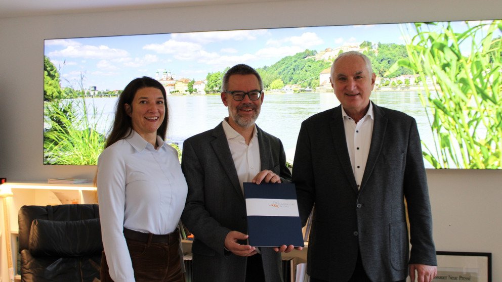 Prof. Dr. Ulrich Bartosch, Präsident der Universität Passau (1. v. r.), gemeinsam mit Vizepräsident Prof. Dr. Werner Gamerith, Vizepräsident für Transfer und interne Vernetzung mit der Querschnittsaufgabe Nachhaltigkeit, und Dr. Stefanie Wehner (1. v. l.), Leiterin der Stabstelle Klimaschutz, bei der Vorstellung der Nachhaltigkeitsstrategie, Foto: Universität Passau