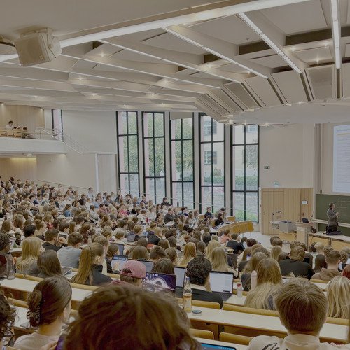 Studierende im Audimax zu Vorlesungsbeginn; Foto: Universit&auml;t Passau.