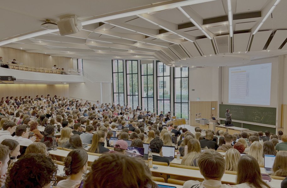Studierende im Audimax zu Vorlesungsbeginn; Foto: Universit&auml;t Passau.