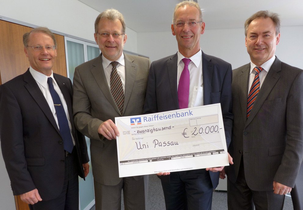 v.l.: Direktor Claudius Seidl, Pr&auml;sident Prof. Dr. Burkhard Freitag, Direktor Ludwig Pongratz und Direktor Peter Voggenreiter bei der Spenden&uuml;bergabe
