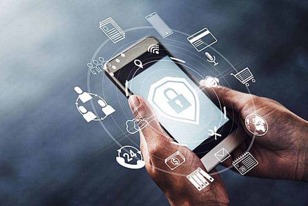 Symbolbild Post-Quantum Kryptographie. Ein Handy mit zahlreichen Apps und einem verschlossenen Schloss.