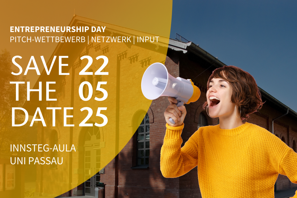 Save-the-Date Ankündigung. Im Hintergrund ist die Innsteg-Aula zu sehen, auf der rechten Seite steht eine Frau, die in ein Megaphon spricht.