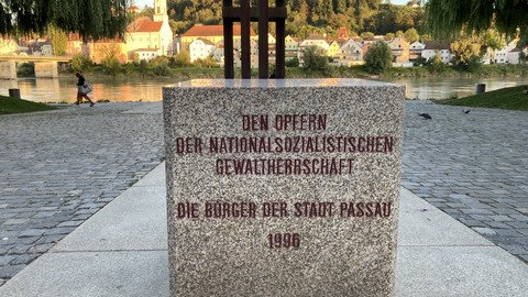 [Translate to Tschechisch:] Nahaufnahme des dazugehörigen beschrifteten Granitwürfels mit Blickrichtung Inn