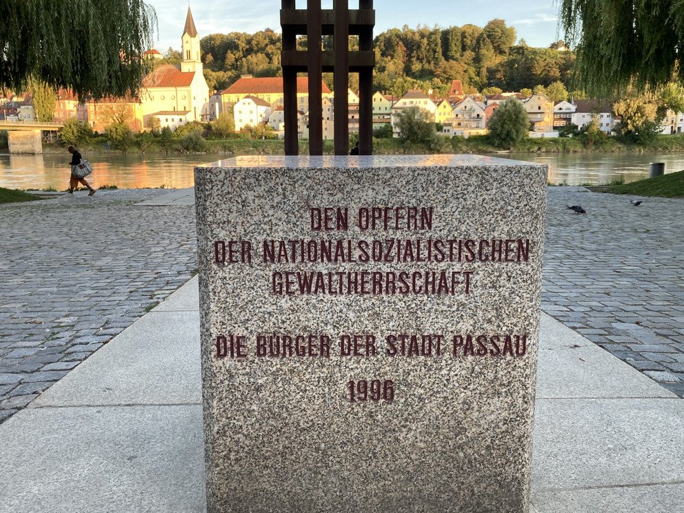 Nahaufnahme des dazugeh&ouml;rigen beschrifteten Granitw&uuml;rfels mit Blickrichtung Inn
