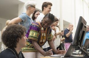 Wie funktioniert das? In allen Gebäuden standen Wissenschaftlerinnen und Wissenschaftler persönlich Rede und Antwort.