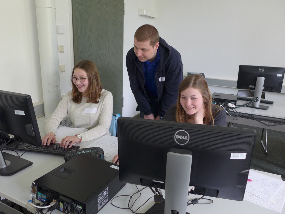 Kodieren und verschlüsseln: Marc Schott von der Fachschaft Informatik erklärt den Schülerinnen, wie sie Buchstaben in Zahlen übersetzen können.